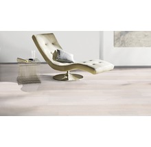 Heller Raum mit Holzfußboden, Liege und Beistelltisch