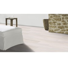 Heller Raum mit Holzboden, Ottomane und Dekoration