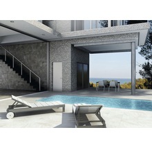 Außenansicht eines Hauses mit Pool, Terrasse mit Liegestühlen und Treppe