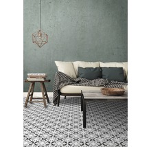 Wohnzimmer mit gemusterten Fliesen, Sofa, Tisch und Dekoration