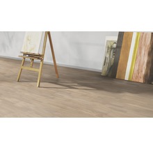 Heller Laminatboden in einem Raum mit Staffelei und Gemälden