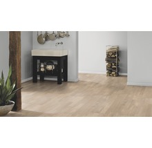 Küchenszene mit hellem Laminatboden, Waschtisch, Holzscheitregal und Kochtöpfen