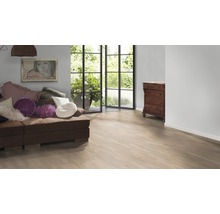 Wohnzimmer mit Holzboden, Sofa und Kommode