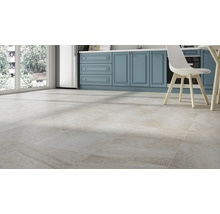 Heller, geräumiger Küchenbereich mit Bodenfliesen in Natursteinoptik und Küchenmöbeln