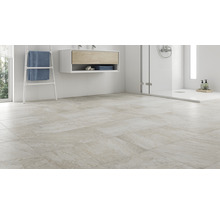 Modernes Badezimmer mit hellen Bodenfliesen, Dusche und Waschtisch