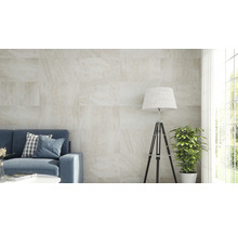 Wohnzimmer mit Sofa und Wandfliesen in Steinoptik.