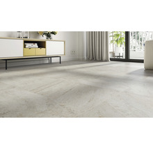 Heller Raum mit verlegten Bodenfliesen, einem Sideboard und einem Fenster.