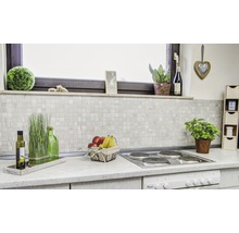 Küchenszene mit Mosaikfliesen-Rückwand und Dekorationen auf der Arbeitsplatte.