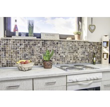 Küchenszene mit Mosaikfliesen, Obstkorb und Elektroherd