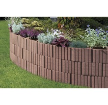 Beetbegrenzung aus Betonsteinen mit Pflanzen