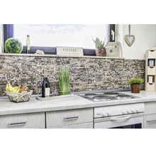 Küchenszene mit Mosaikfliesen, Obstkorb und Kochfeld