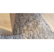 Detailansicht eines Bodens mit Mosaikfliesen und einem Holzschrank
