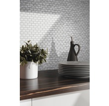 Küchenszene mit Backsteinmosaikfliesen, Geschirr und Dekoration