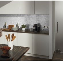 Moderne Küche mit weißen Schränken, Mosaikfliesen und Holzarbeitsplatte