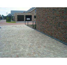 Gepflasterte Einfahrt mit Steinen