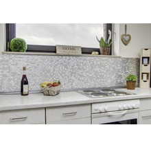 Küchenszene mit Mosaikfliesenwand, Herd und Dekorationen