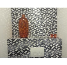 Dekorative Glasmosaikwand mit brauner Vase und Spülkasten