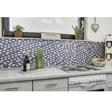 Küchenszene mit Mosaikfliesenwand, Herd und Dekoration