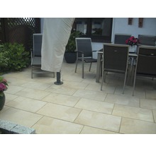 Terrasse mit Gartentisch, Stühlen und Sonnenschirm