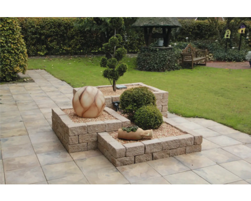 Dekorativer Garten mit Pflastersteinen, Pflanzen und Gartendekorationen