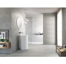 Helles Badezimmer mit grauen Fliesen, Waschbecken, Spiegel und Holzakzenten