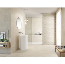 Helles Badezimmer mit Waschbecken, Spiegel und Fliesen