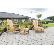 Zwei Adirondack-Stühle aus Holz mit Fußhockern auf einer Terrasse