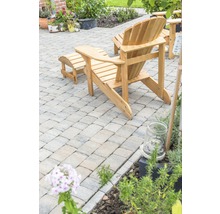 Holzliegestuhl mit Fußstütze im Garten