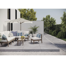 Terrasse mit Gartenmöbeln, Sonnenschirm und Steinplattenweg