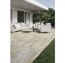 Terrasse mit Gartenmöbeln und Bodenplatten