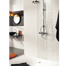 Badezimmer mit Dusche, Waschbecken und Spiegel