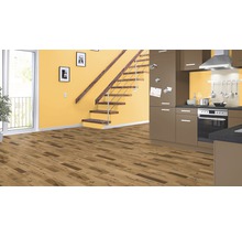 Heller Raum mit Laminatboden, Treppe und Küchenzeile