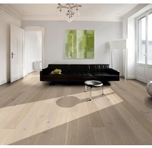 Heller Wohnraum mit Holzboden, Sofa und Dekorationen.