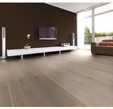 Wohnzimmer mit Holzboden, Fernseher und Sofa