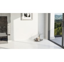 Heller Raum mit weißen Bodenfliesen, Mauerwerk und Fenster zur Natur