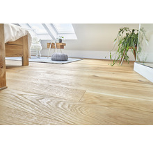 Heller Holzboden in einem Schlafzimmer unter einem Dachfenster verlegt