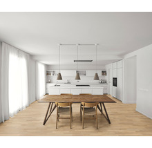 Heller Küchenbereich mit Holztisch und Pendelleuchten