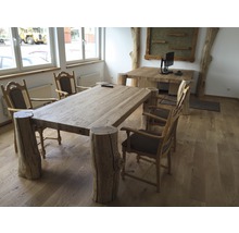 Esszimmer mit Holztisch und Stühlen im rustikalen Design.