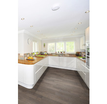 Helle Küche mit weißen Schränken, Arbeitsplatte aus Holz und Holzboden.