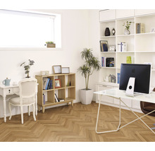 Helles Arbeitszimmer mit Schreibtisch, Regal und großem Bücherregal.