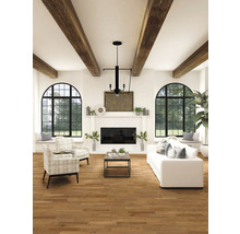 Wohnzimmer mit Holzboden, Kamin und Sitzgelegenheiten