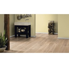 Heller Holzboden in einem Raum mit Spüle, Holzlager und Dekoration