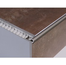 Fliesenprofil aus Metall an Fliesenkante