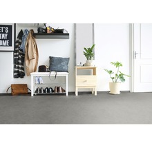 Flur mit Garderobe, Bank, Spiegel und Zimmerpflanzen für einen organisierten Eingangsbereich.