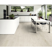 Heller Holzboden in einem modernen Küchendesign mit Kochinsel und Esstisch.