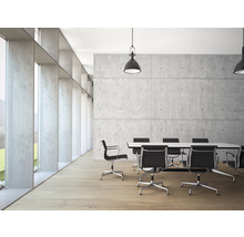 Konferenzraum mit Besprechungstisch, Bürostühlen und Betonwand