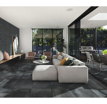 Wohnzimmer mit grauen Bodenfliesen, Couch und Stühlen