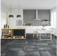 Helle Küche mit Esstisch und Bodenfliesen