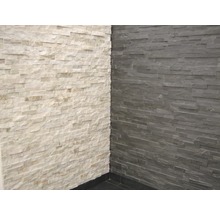 Wandgestaltung mit weißen und grauen Natursteinriemchen