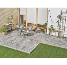 Terrasse mit Pflastersteinen, Gartenmöbeln und Dekorationen